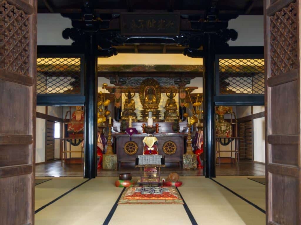 Le hall principal d'un temple japonais à Hirosaki