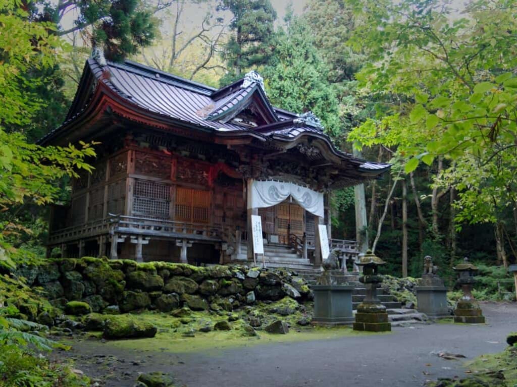 Le sanctuaire de Towada entouré par la nature luxuriante de la préfecture d'Aomori