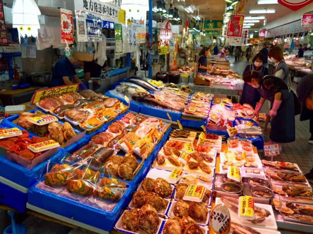Fruits de mer dans un marché couvert du Japon