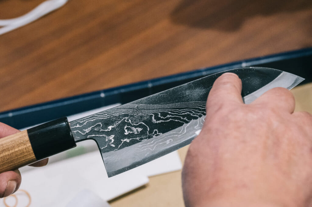 Couteau fait à la main dans l'atelier Hinoura Hamono Kobo