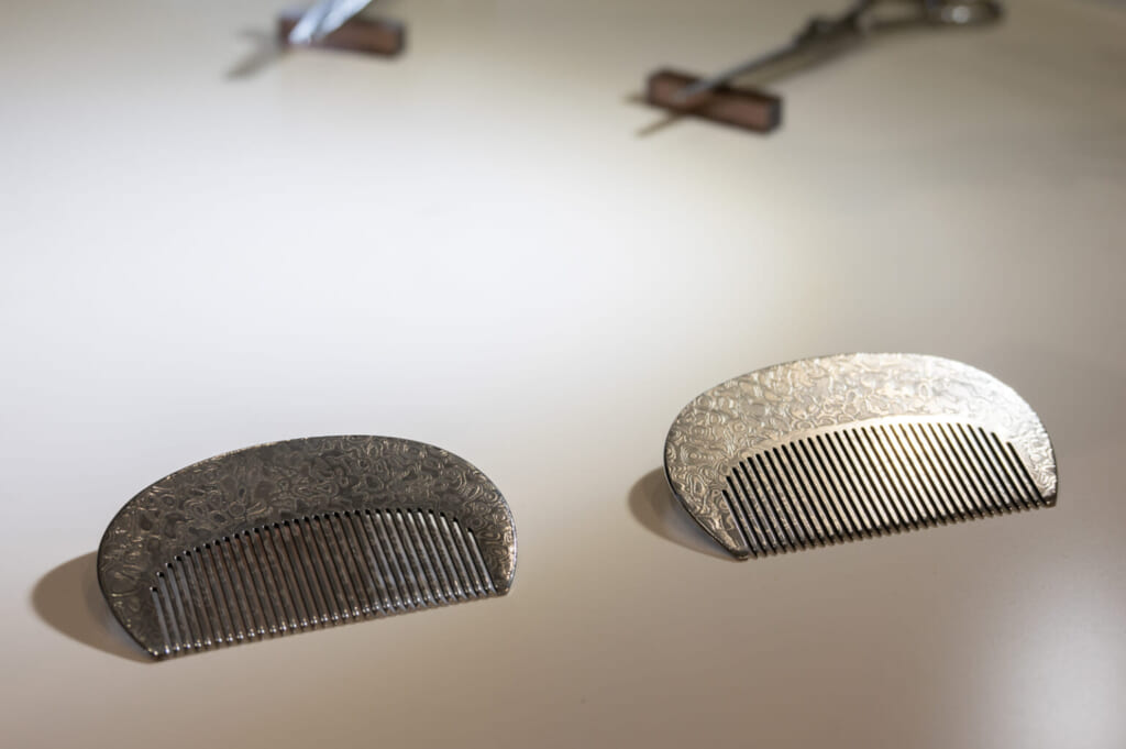 des peignes en métal fabriqués par les artisans de la route de Takumi
