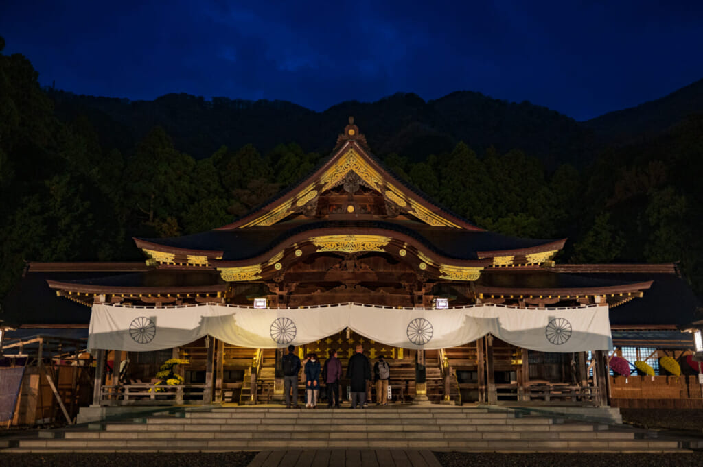 le sanctuaire de yahiko à niigata durant la nuit