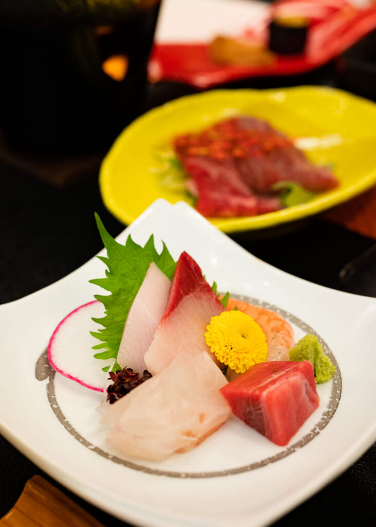 assortiment de sashimis dans une auberge japonaise