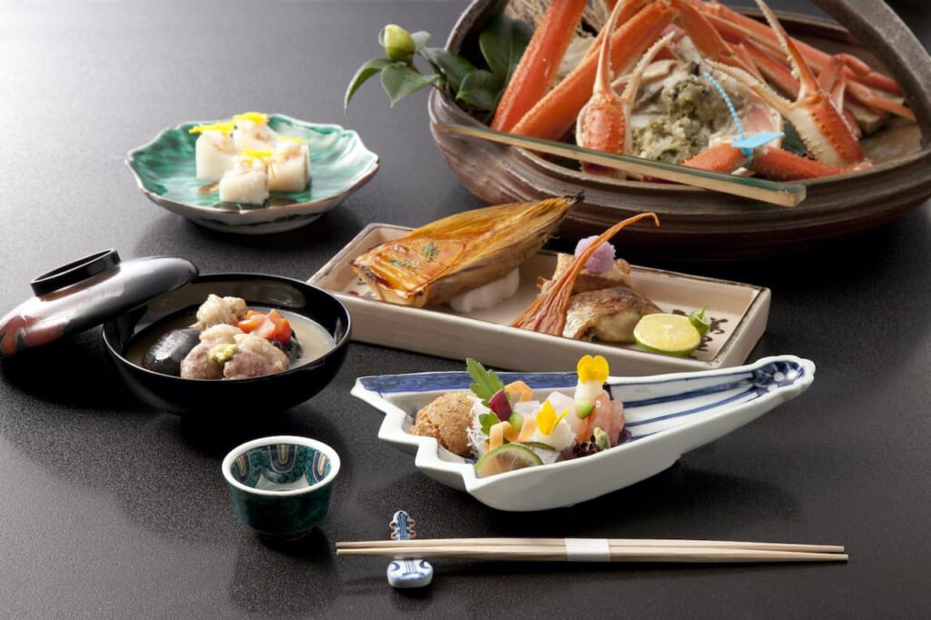 plats japonais raffinés de la cuisine de Kaga