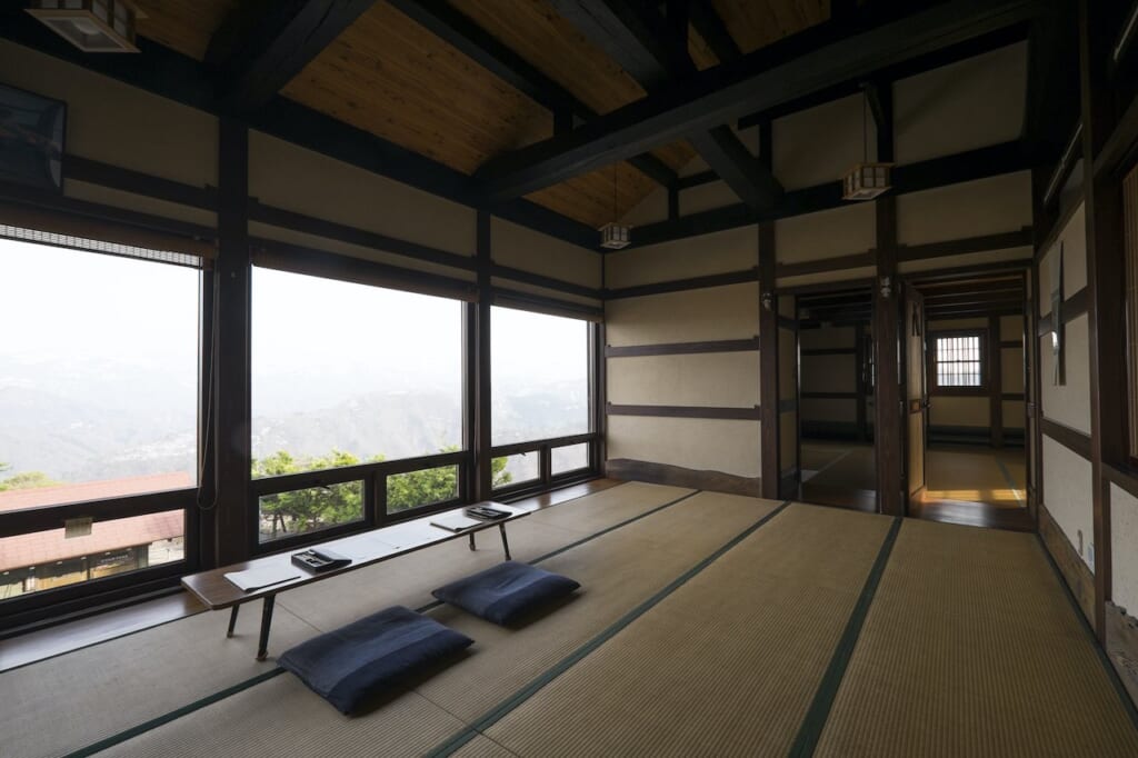 grande pièce à tatamis dans une auberge de bois en haute montagne