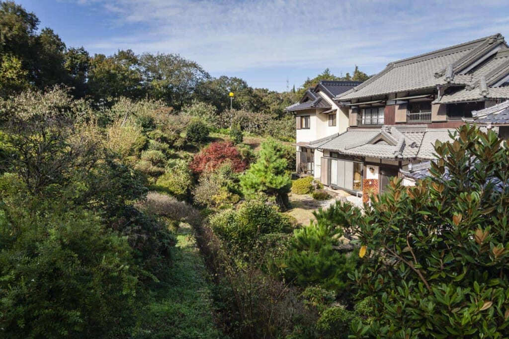 Jardin japonais d'une maison traditionnelle japonaise