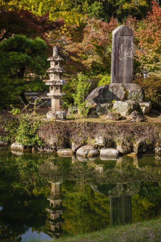 lanterne de pierre devant un étang dans un jardin japonais à Okayama