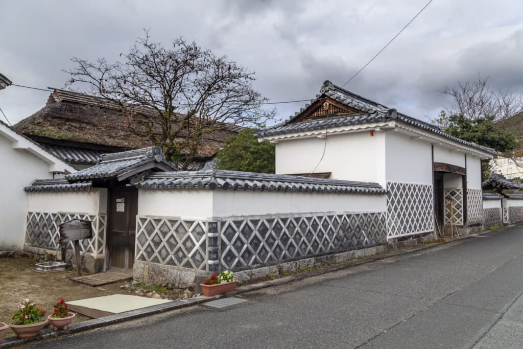 murs extérieurs caractéristiques d'une maison traditionnelle de samouraïs au Japon