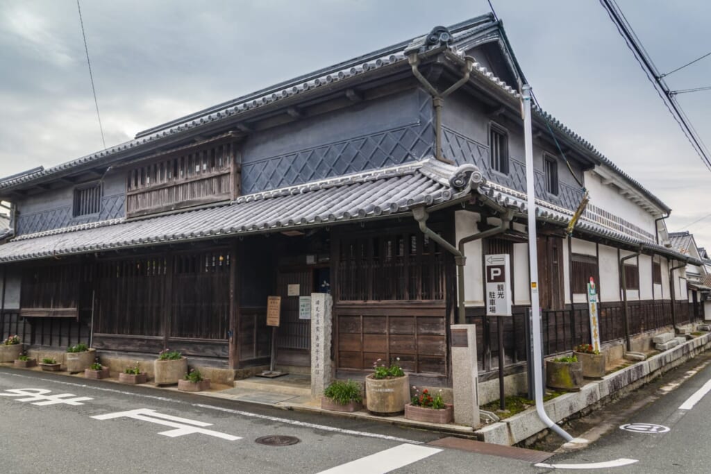 Maison traditionnelle japonaise avec une toiture irimoya à Okayama
