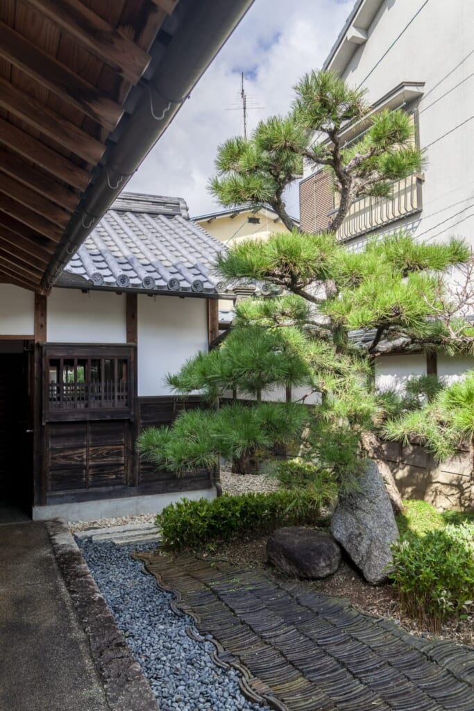 Petite cour d'une maison traditionnelle japonaise