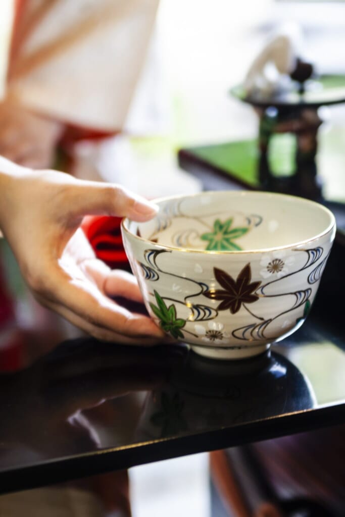 Bol de thé matcha servi durant une cérémonie du thé à Okayama