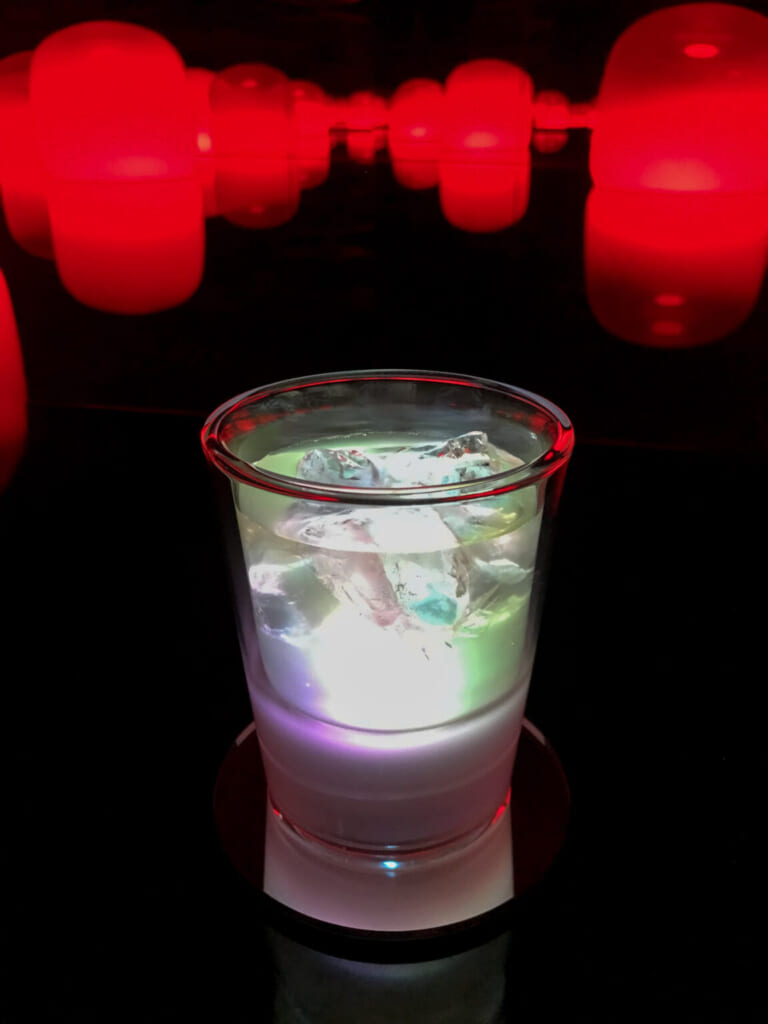tasse de thé éclairée par des LED dans une installation artistique de teamLab