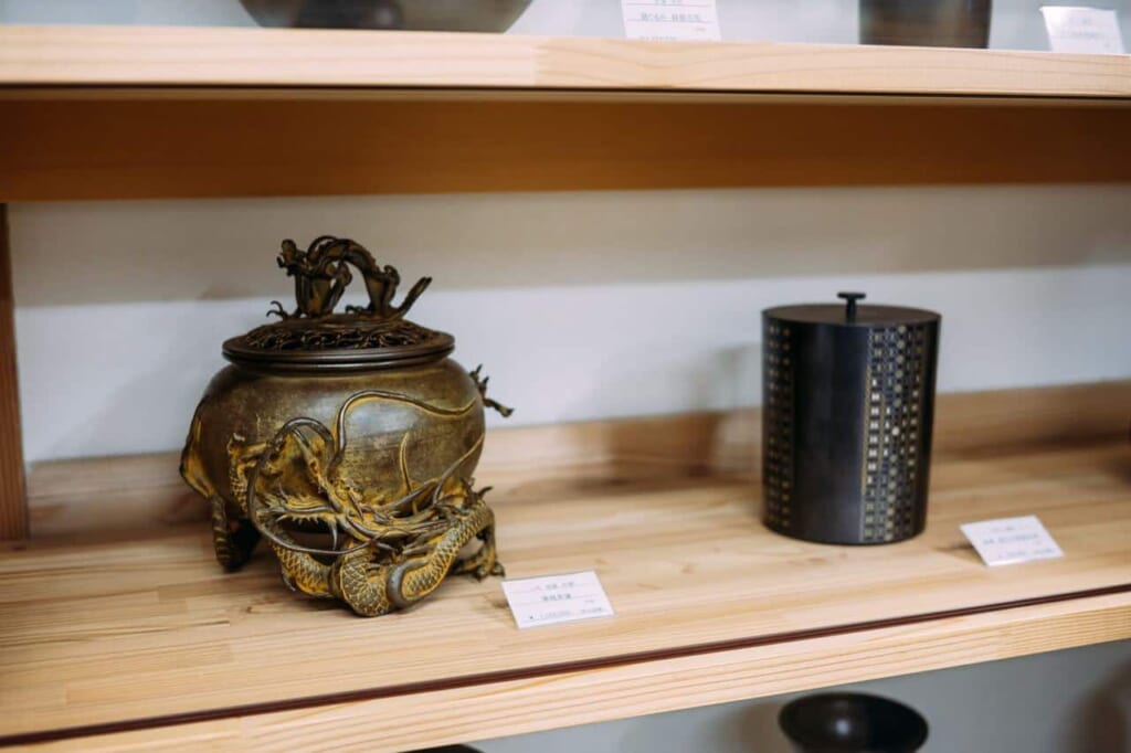 objets en métaux, fruit du travail des artisans de la takumi road au Japon