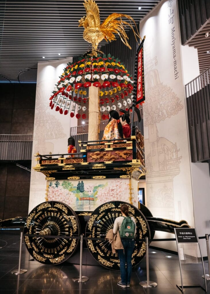 Un char richement décoré du festival japonais de Takaoka Mikurumayama