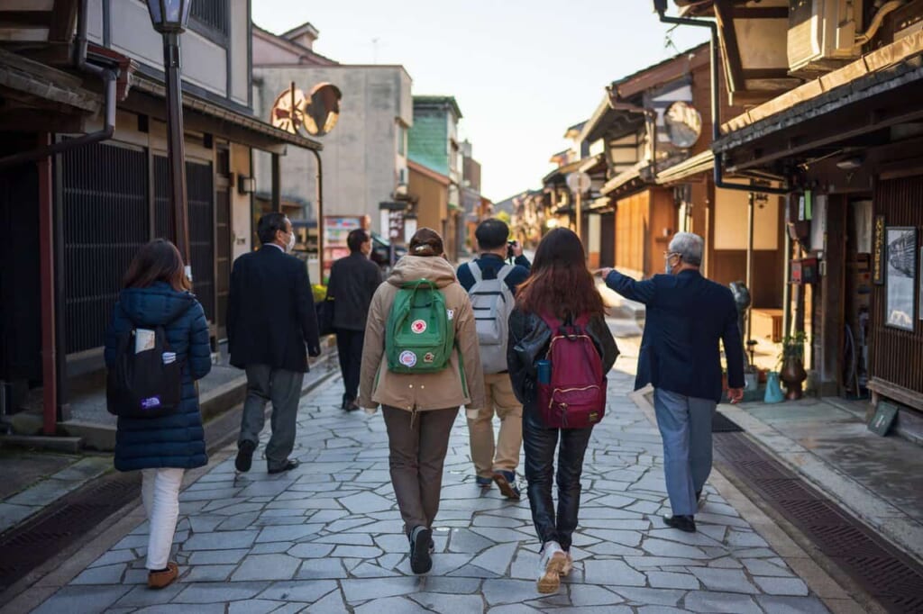 Groupe de touristes visitant un quartier historique au Japon