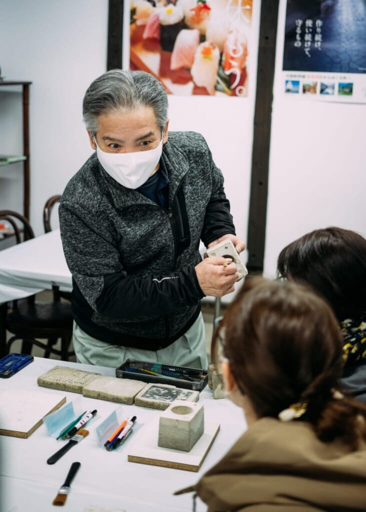 un maître artisan de Takaoka animant un atelier d'initiation