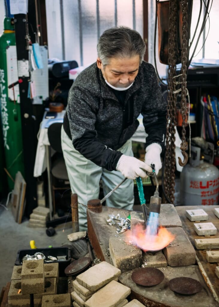 Un artisan au travail dans un atelier japonais