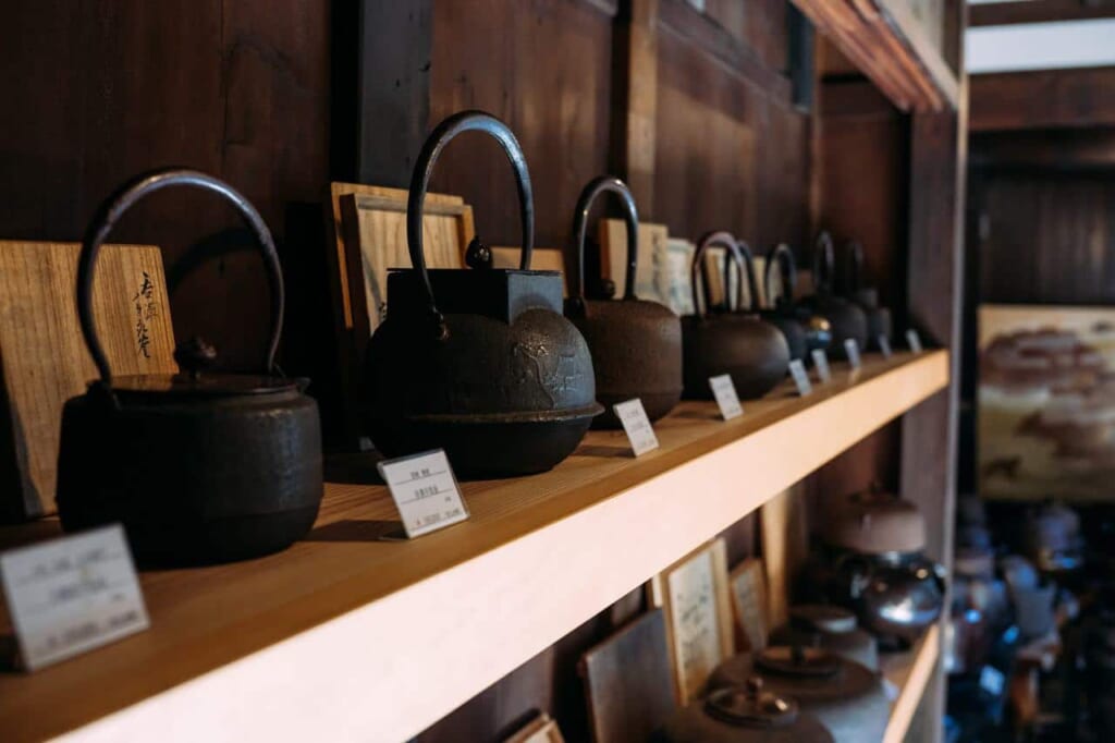 Des bouilloires japonaises en fonte utilisées lors de la cérémonie du thé