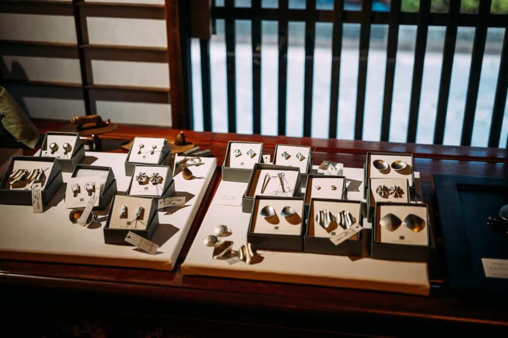 Bijoux en fonte dans un atelier artisanal du Japon