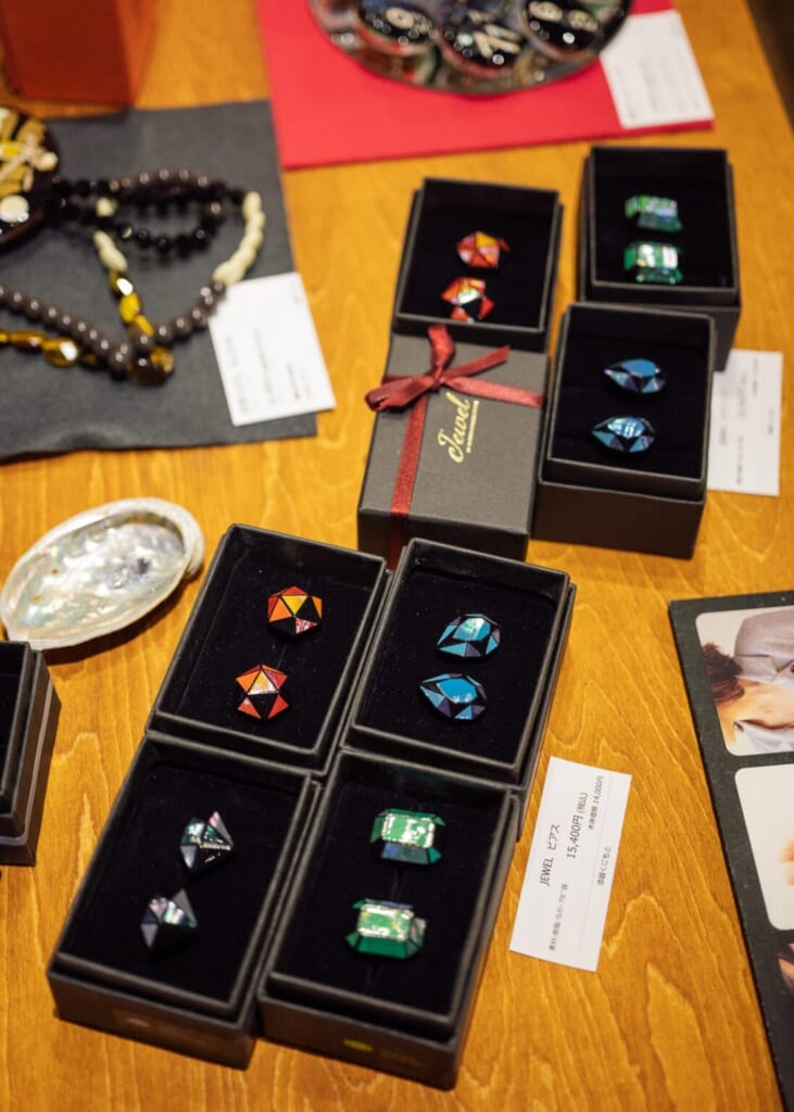 des bijoux réalisés par les artisans de la Takumi Road