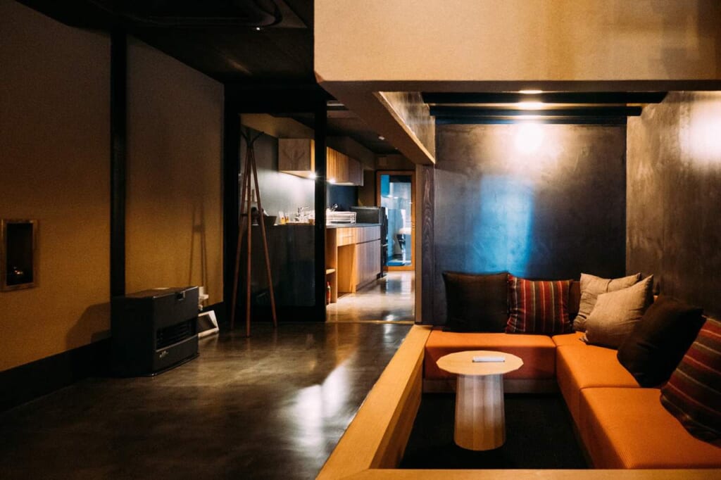 Un salon moderne et traditionnel au Japon