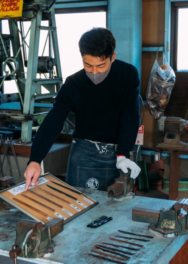 Un artisan japonais explique comment forger un ouvre-lettres