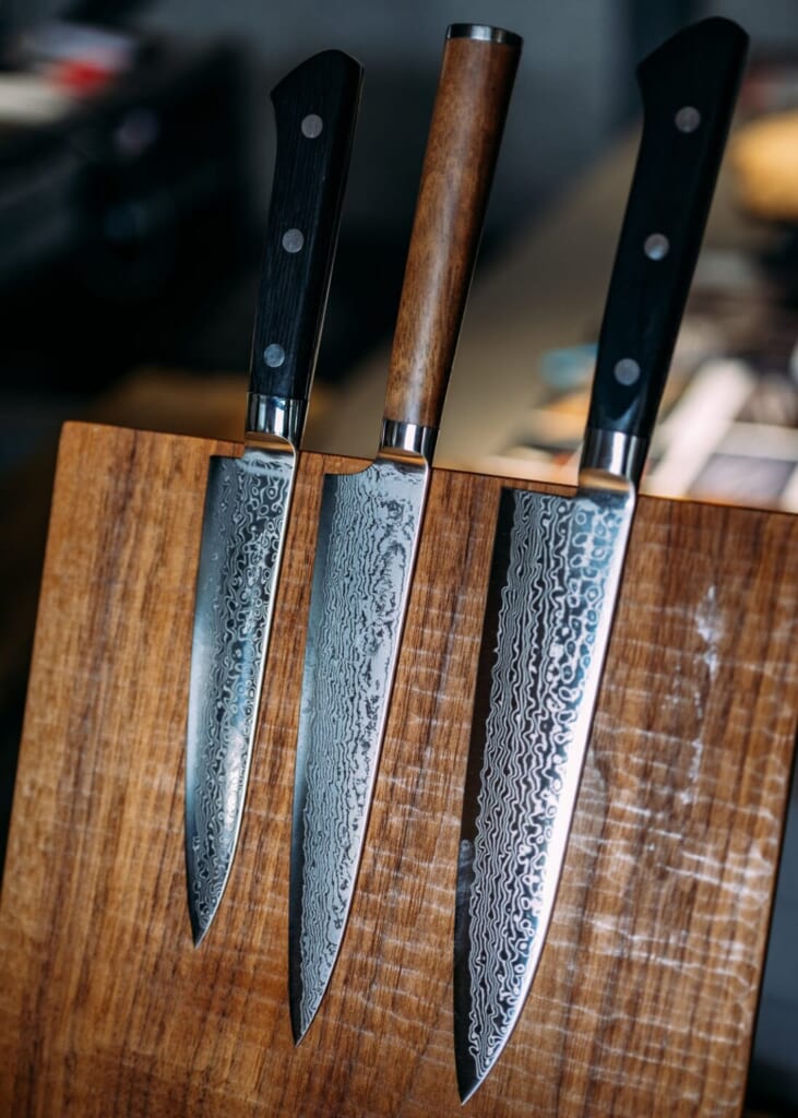 De magnifiques couteaux japonais forgés à la main