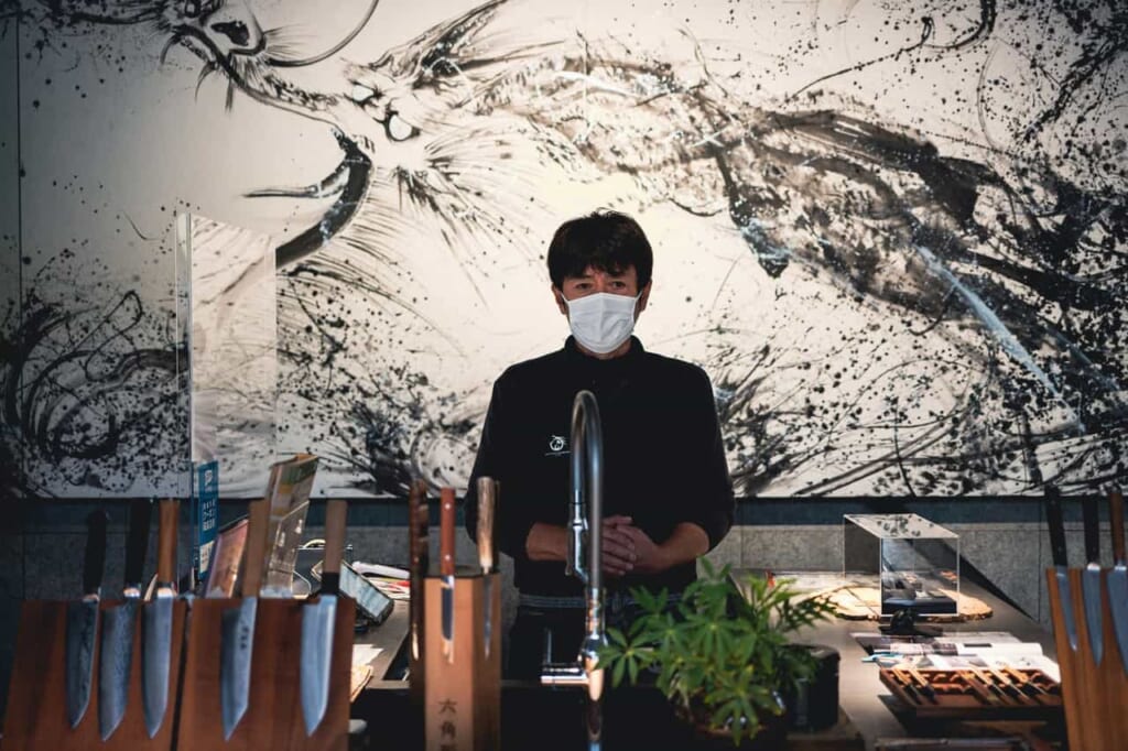 Un artisan derrière le comptoir d'une coutellerie à Echizen