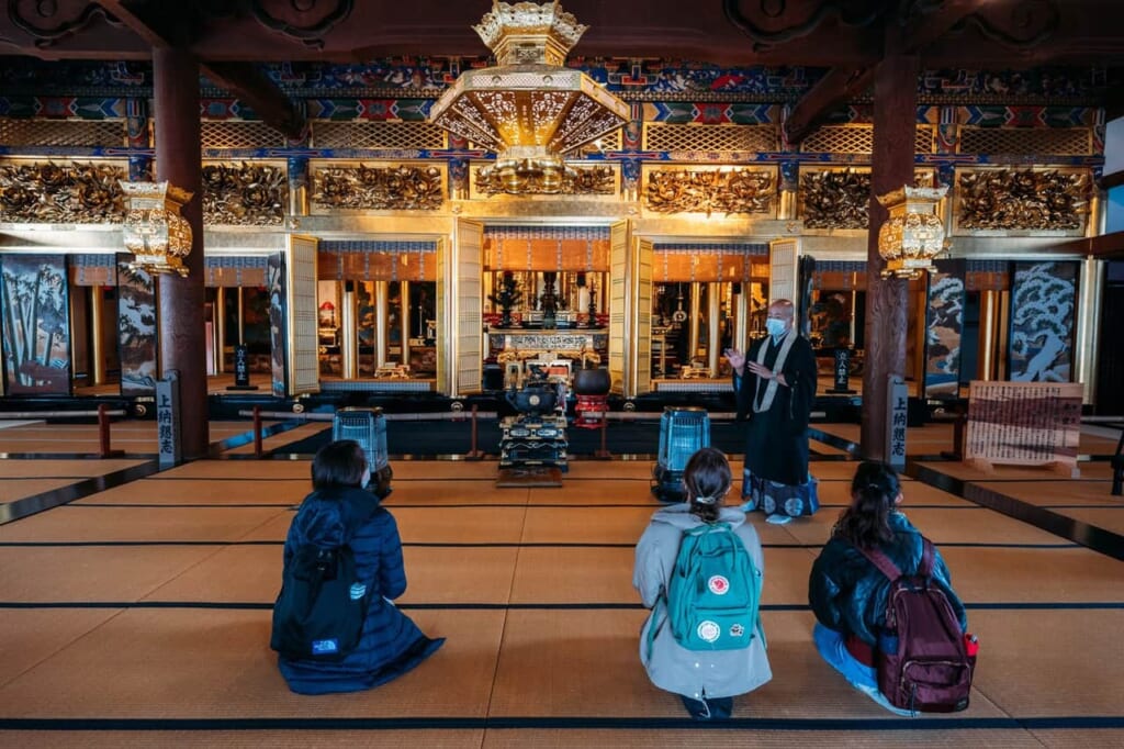 Visite de l'intérieur d'un temple japonais orné de feuilles d'or