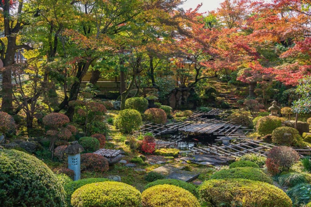 Jardin japonais d'un temple bouddhiste à Echizen