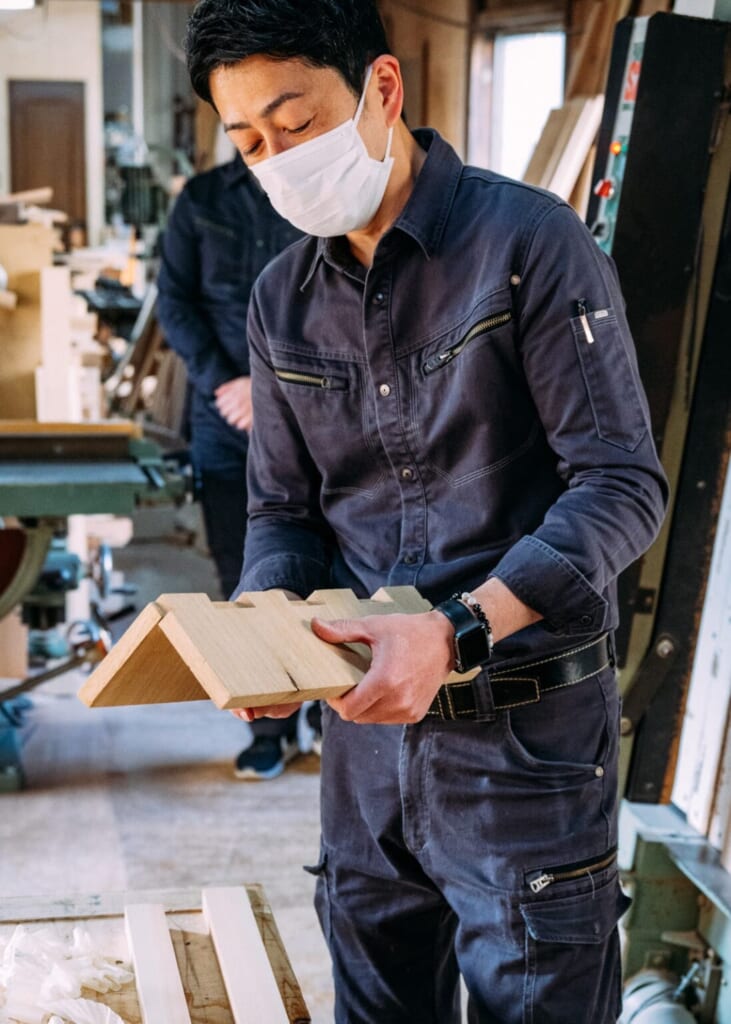 un artisan japonais explique comment assembler des pièces de bois sans clous