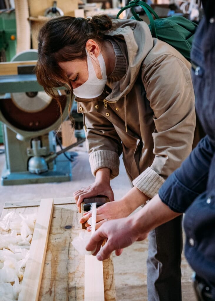 Une touriste apprend à se servir d'un rabot japonais