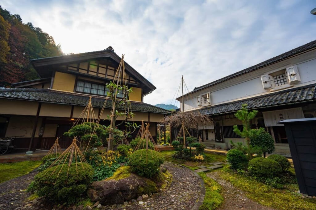 Le jardin japonais d'un atelier d'artisanat à Echizen