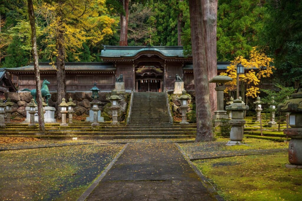 Route menant à un sanctuaire japonais