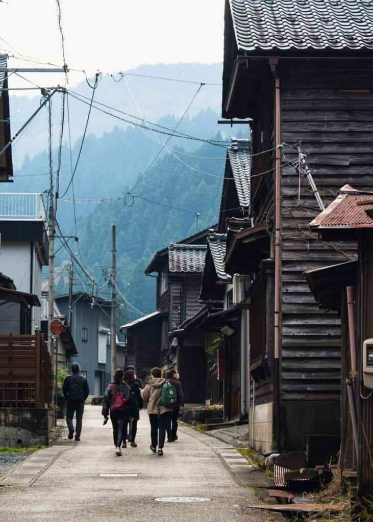Rue d'un village japonais de campagne