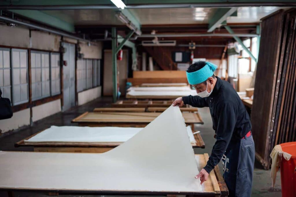 Un atelier artisanal produisant du papier japonais washi