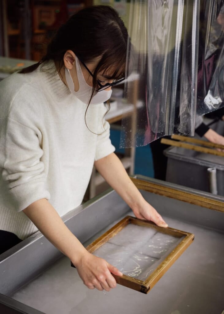 Fabrication de papier washi dans un atelier à Echizen