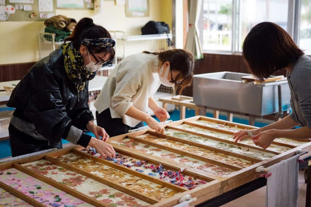 Un atelier d'initiation à la fabrication de papier washi au Japon