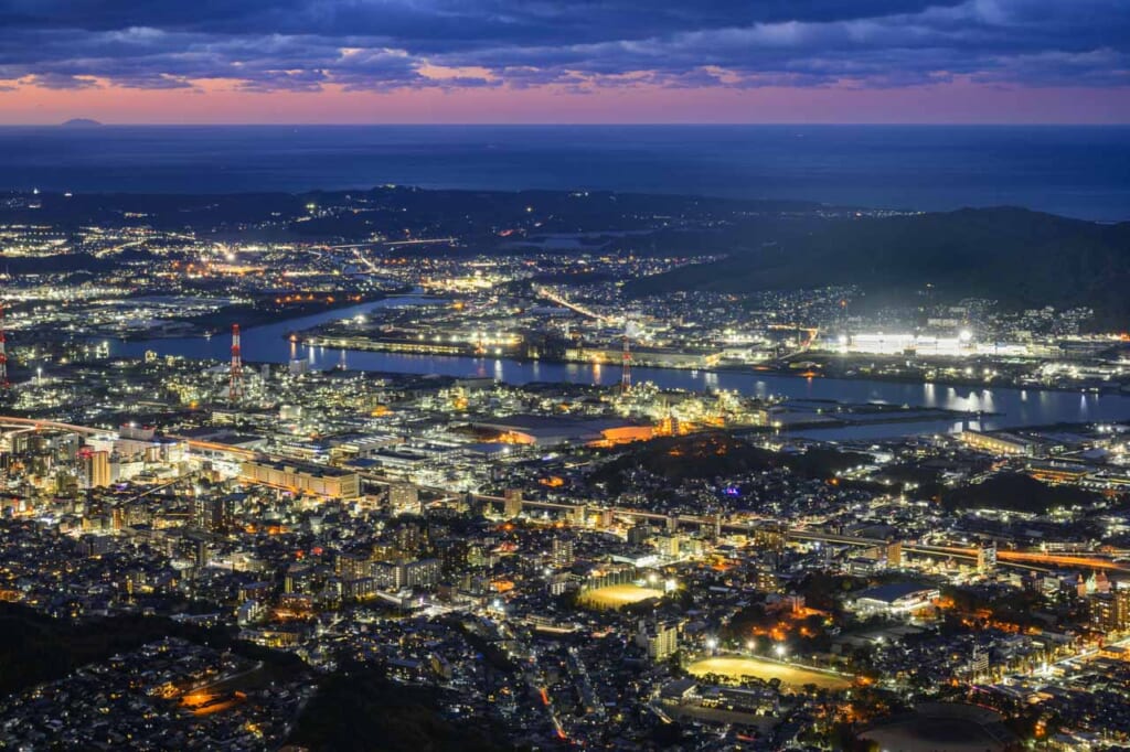 Vue nocturne d'une ville japonaise à Kyushu