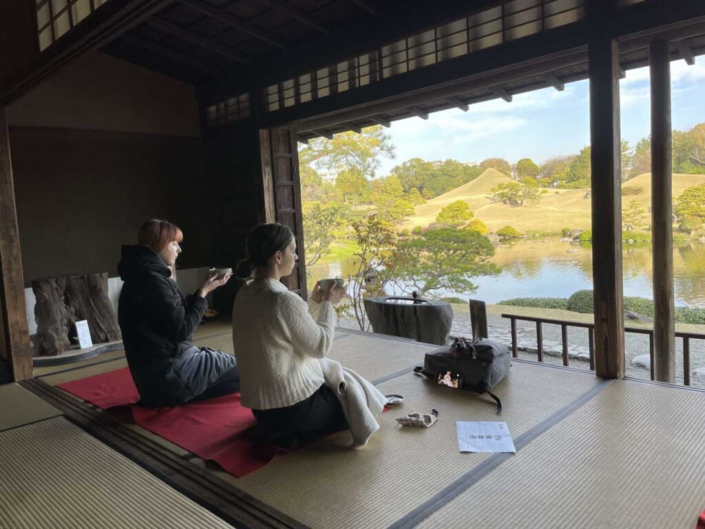 Deux voyageuses profitent d'un thé matcha dans le jardin japonais Suizenji Jojuen à Kumamoto