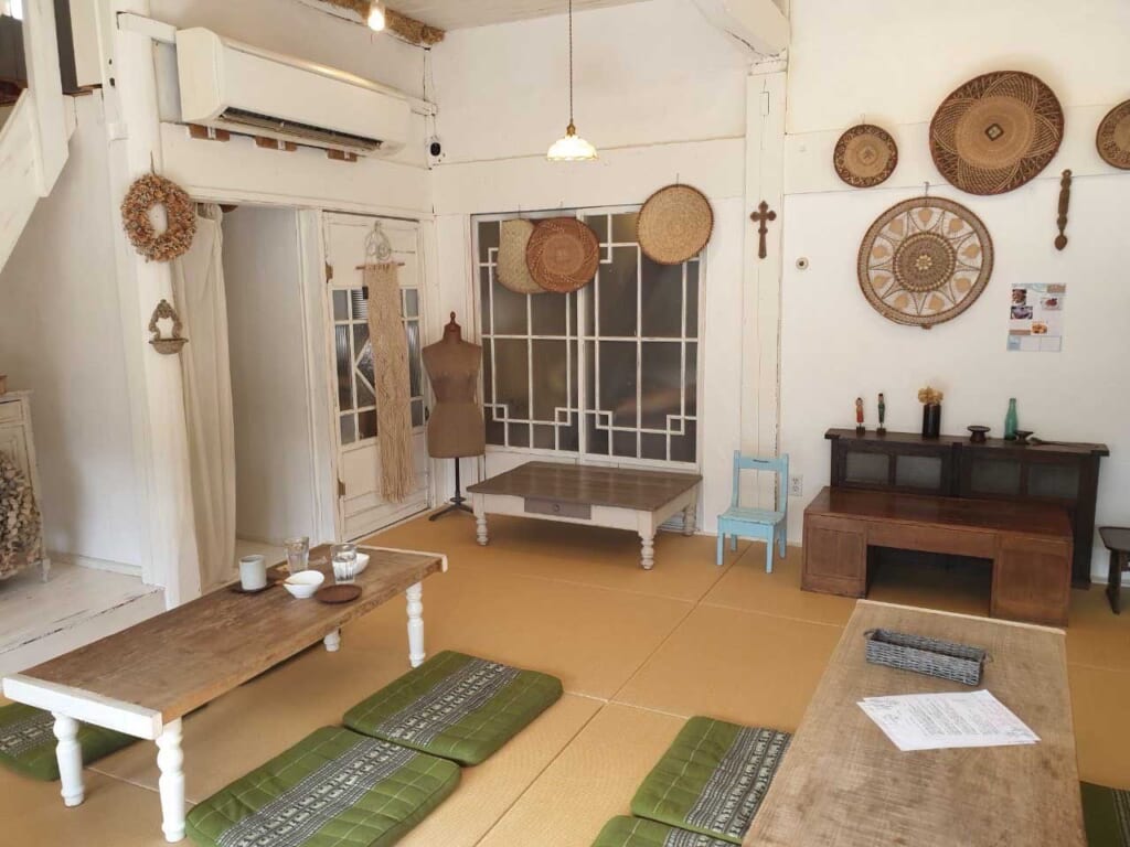 l'intérieur d'un café antiquaire à Kumamoto
