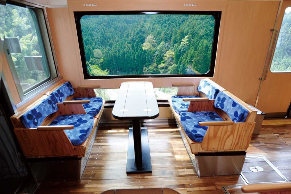 Banquettes et grande fenêtres dans un train japonais