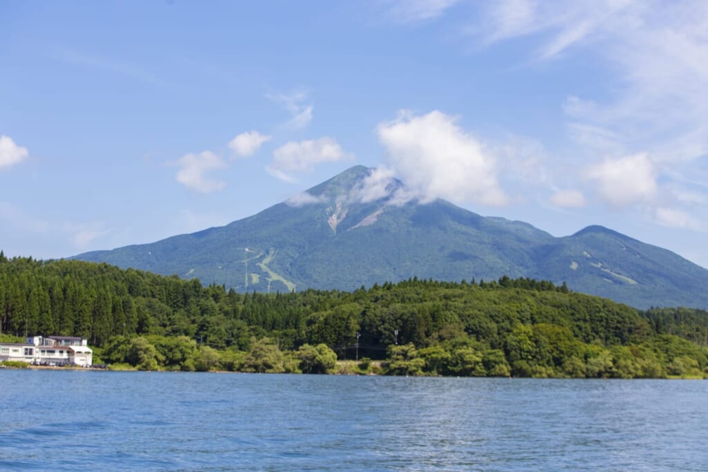 Vue spectaculaire du Mont Bandai depuis le lac Hibara.