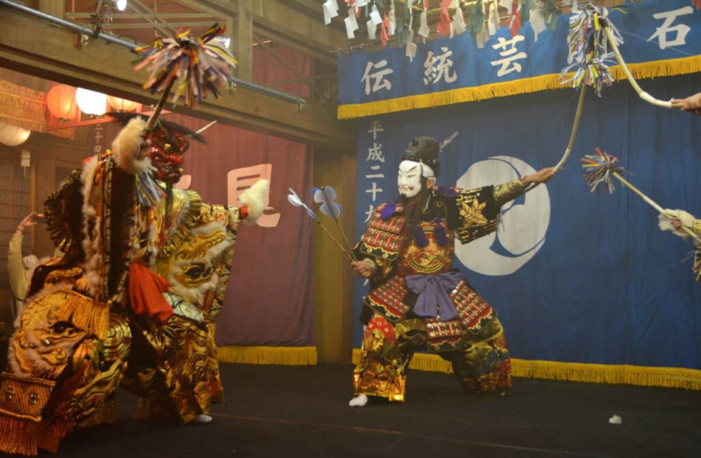 représentation d'une danse japonaise traditionnelle sacrée