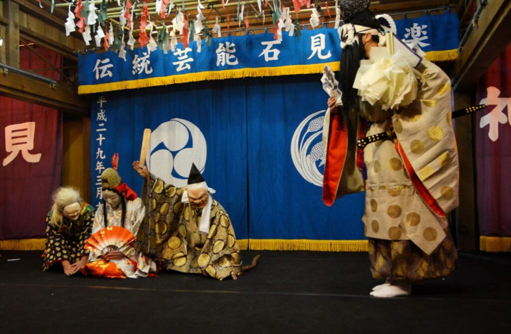 Représentation de danse traditionnelle Iwami Kagura dans un sanctuaire japonais