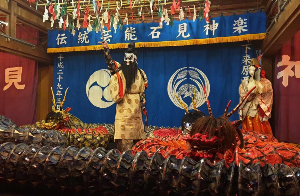 Un serpent géant lors d'une représentation de danse Iwami Kagura au Japon