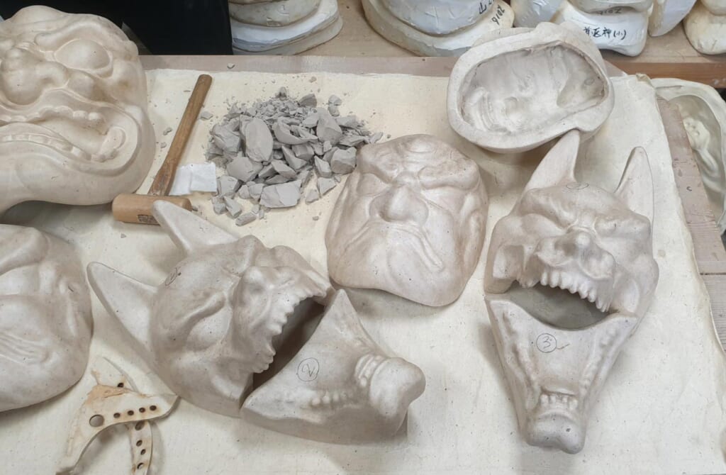 Des masques d'Iwami Kagura en cours de fabrication