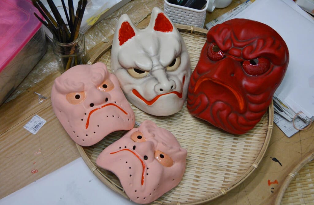 des masques japonais pour le kagura en cours de finalisation