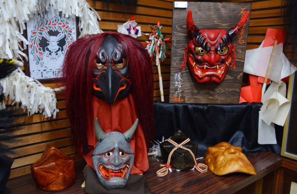 Plusieurs masques destinés à la danse traditionnelle japonaise Iwami Kagura