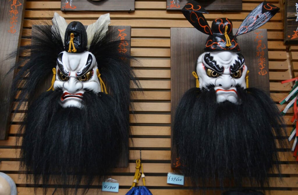 Deux masques traditionnel japonais